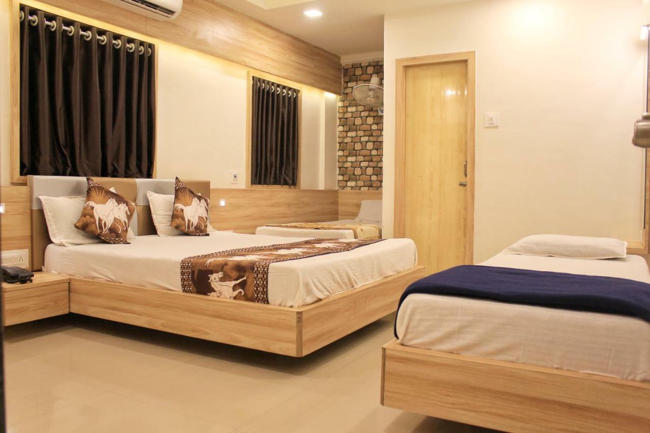Hotel Shri Radhe Somnath Bagian luar foto