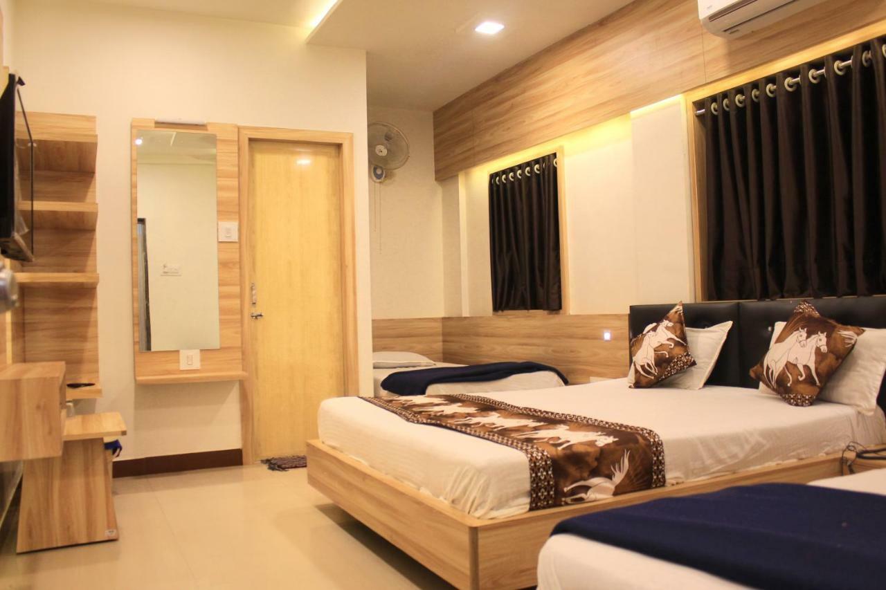 Hotel Shri Radhe Somnath Bagian luar foto