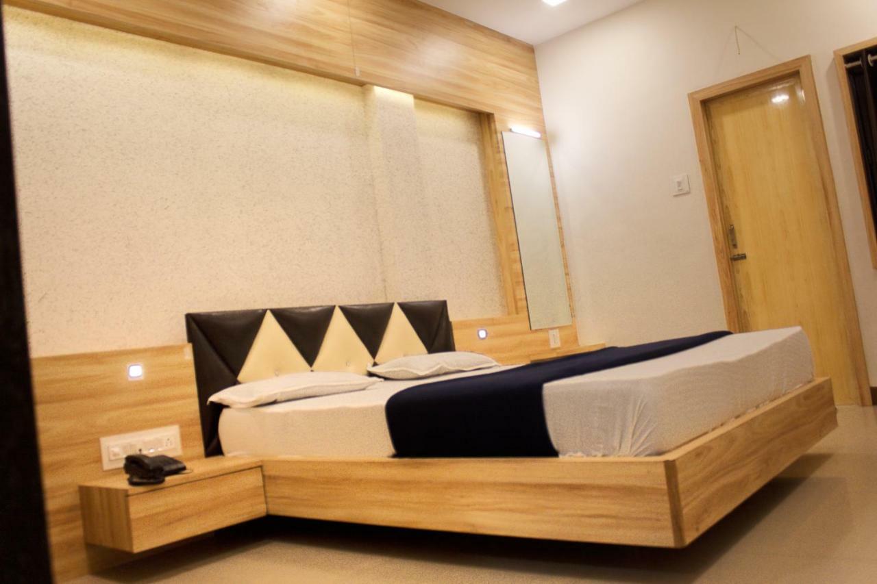Hotel Shri Radhe Somnath Bagian luar foto